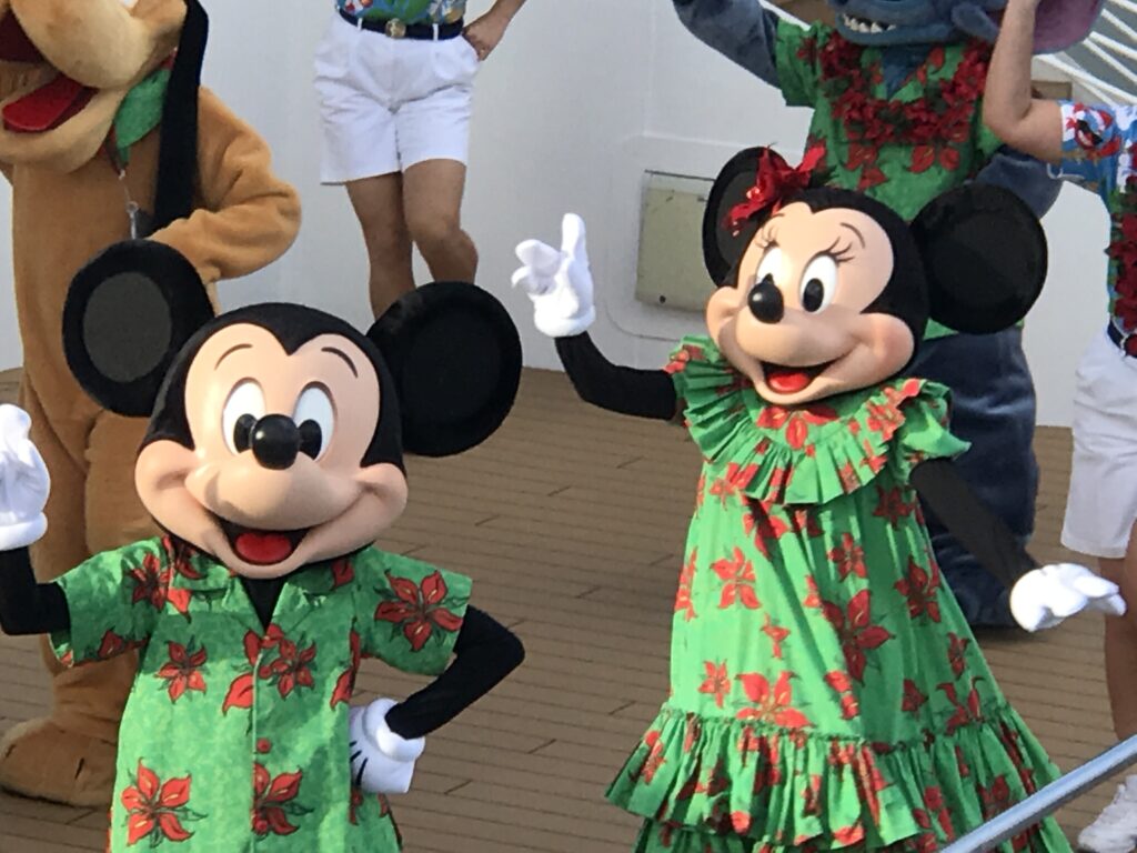 Mickey and Minnie dressed in Aloha clothing